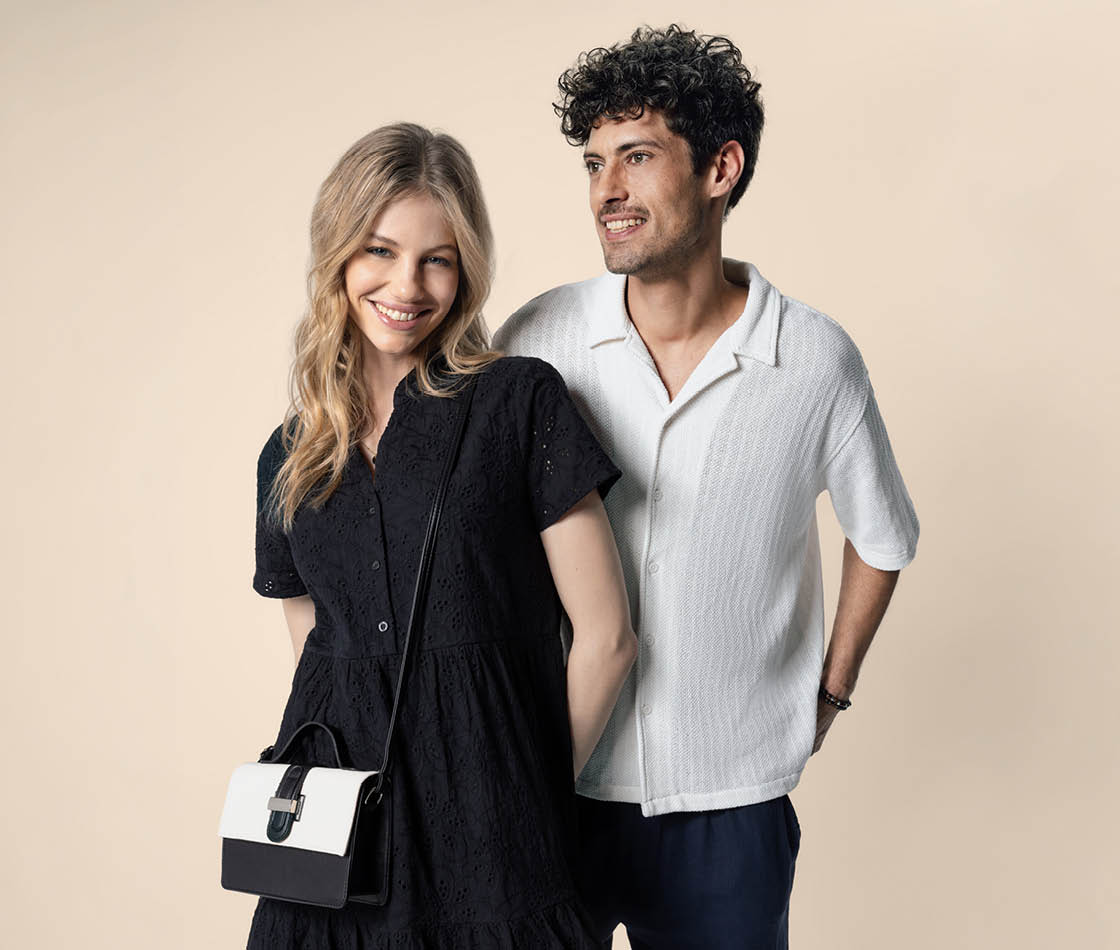 Outfit für Damen mit Schwarzem Kleid und weißer Tasche. Outfit für Herren mit weißem Hemd und schwarzer Hose