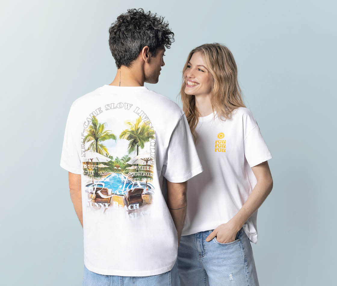 Sommerglanz-Outfits für Mädels und Jungs mit unifarbenen Oberteilen und bunten Motiven auf Vorder- oder Rückseite