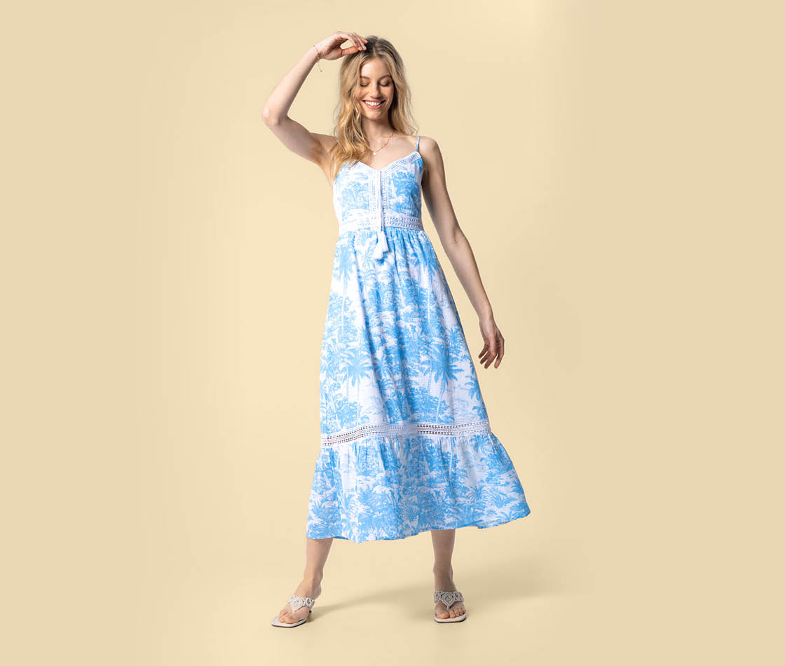 Dame im Mykonos-Moments-Style mit luftigem Sommerlook in fließender, leichter Silhouette