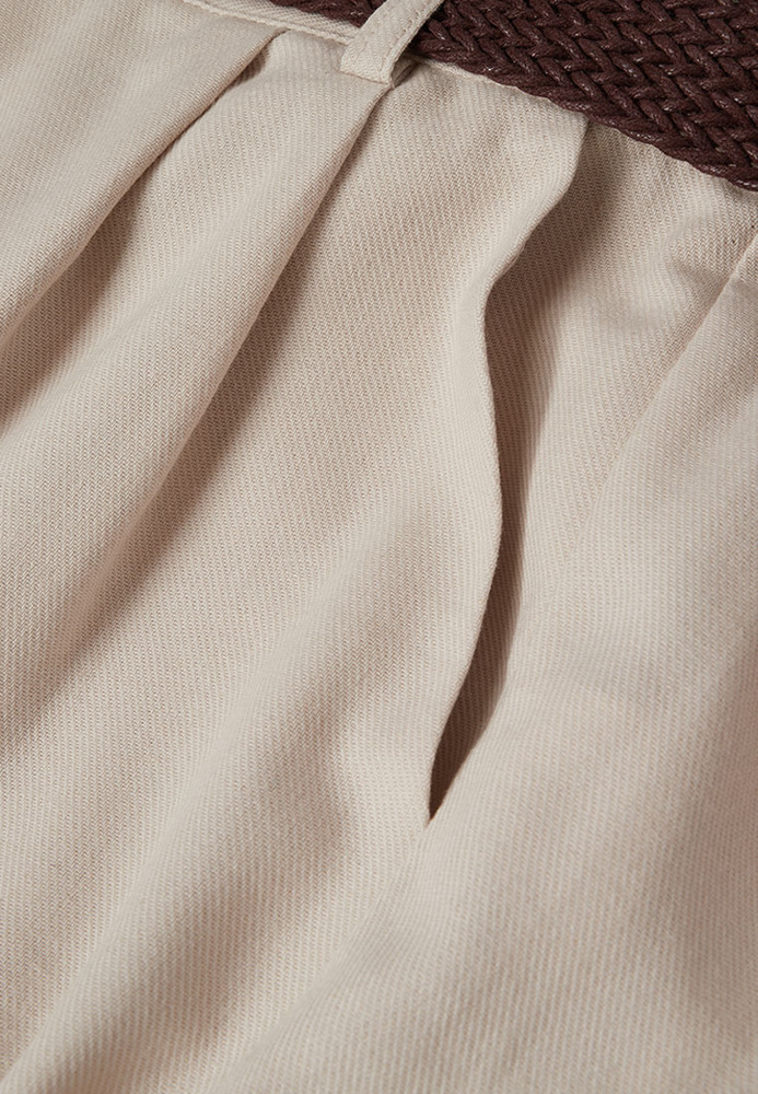 Bundfaltenhose mit Flechtgürtel