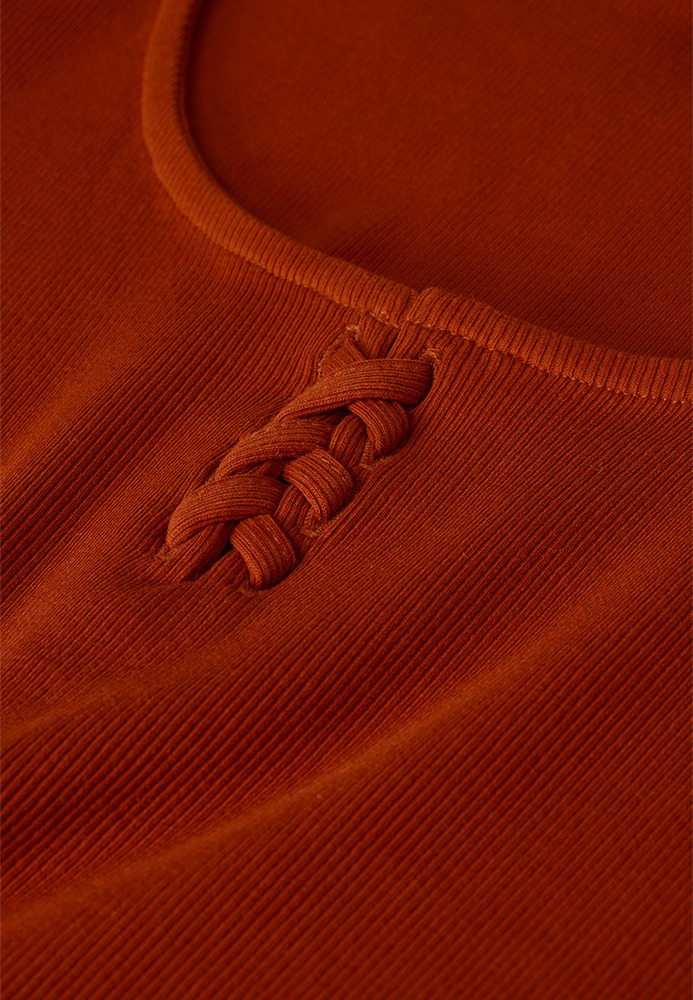 Rippshirt mit Flechtdetail