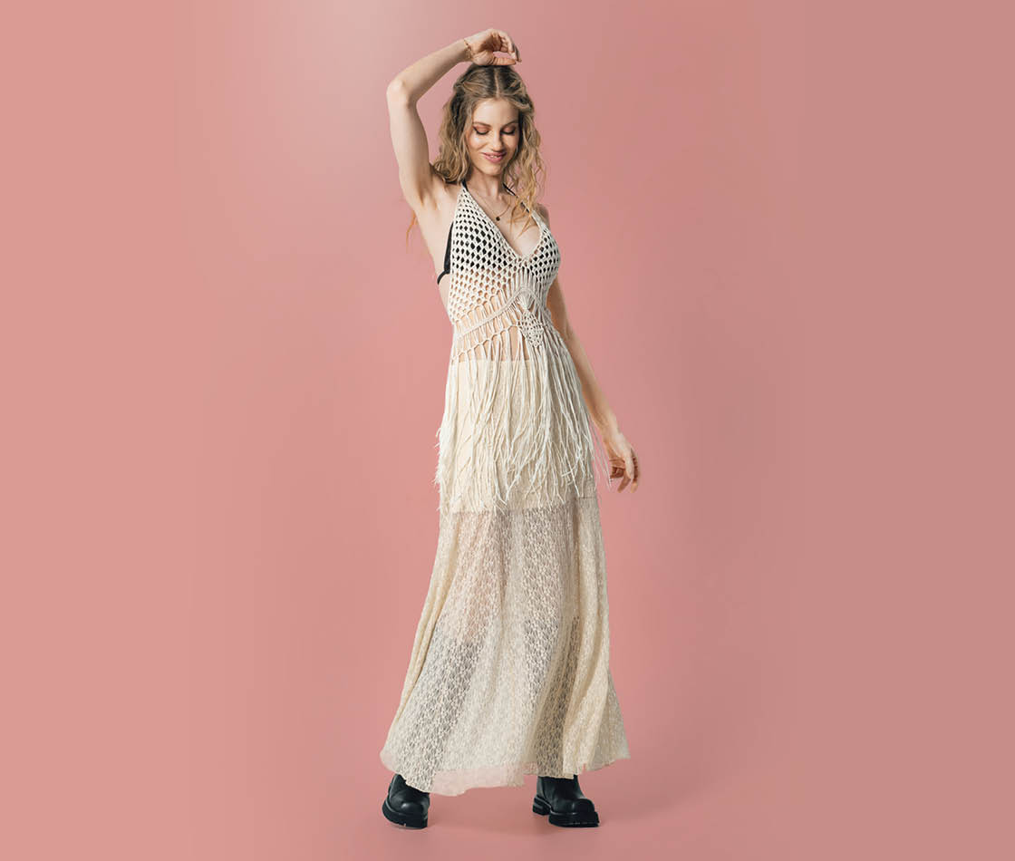 Damen-Outfit im Boho-inspirierten Festival-Look mit Häkel-Optik, Fransen und Layering