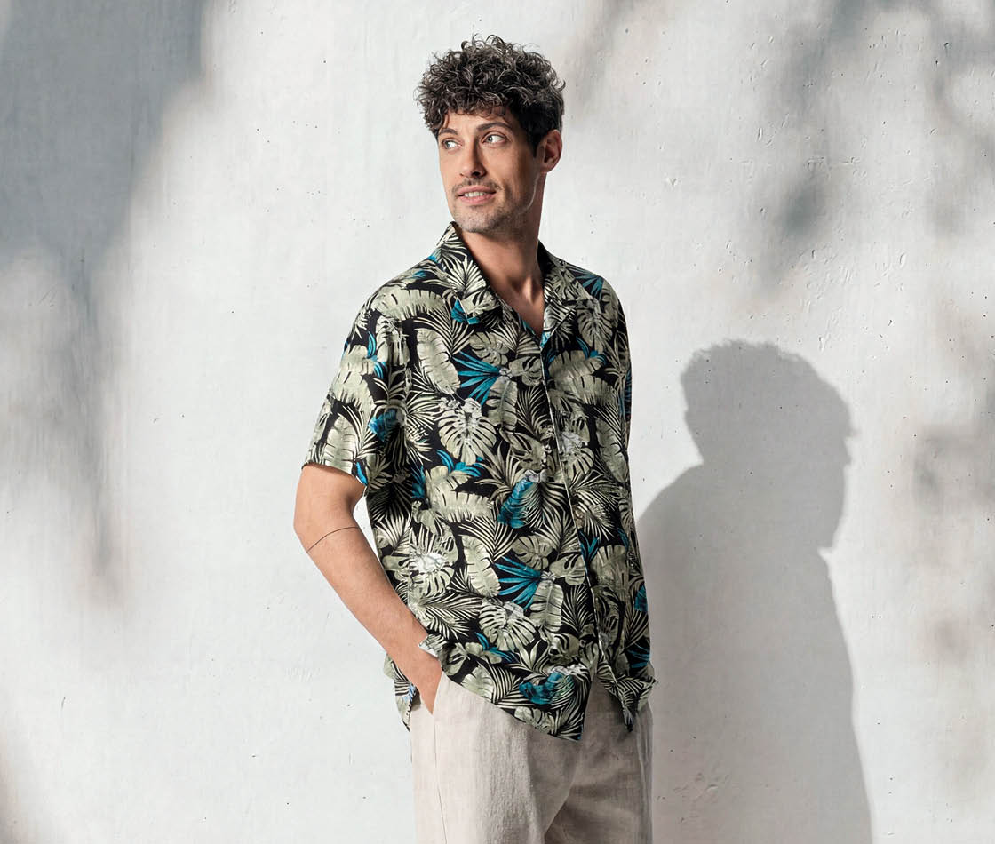 Herren-Outfit im SummerFitsMen-Style mit Hemd im Botanic-Print als Interpretation des modernen Hawaii-Hemdes