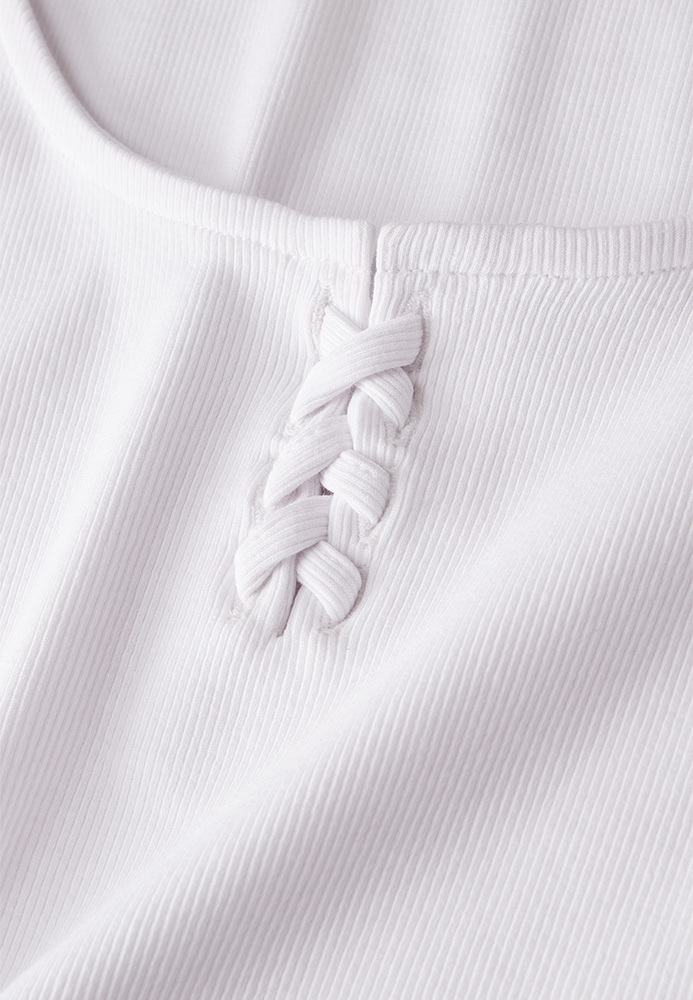 Rippshirt mit Flechtdetail