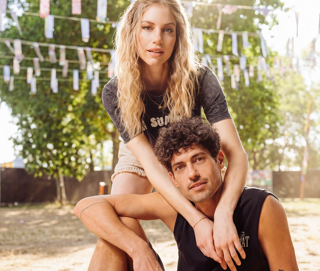 Junges Pärchen im lässigen Festival-Style beide mit schwarzem Oberteil