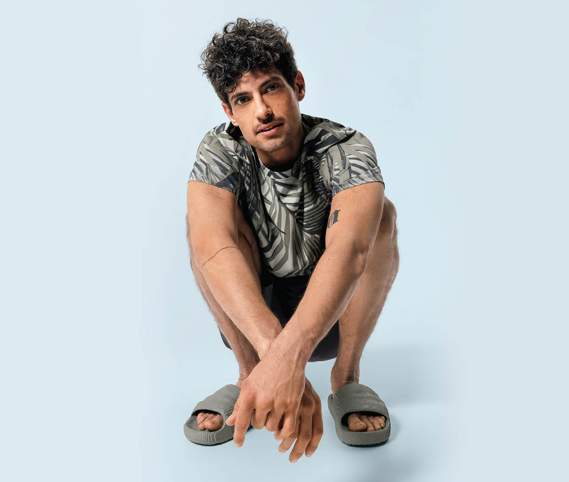 Herren im Urban Casual-Style mit lässigem Sommerlook und modernem Basic-Design