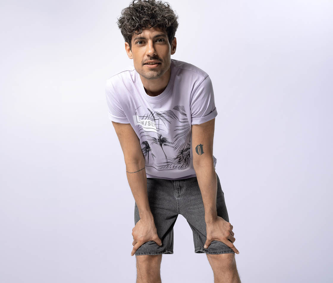 Herren im Urban Casual-Style mit lässigem Sommerlook und modernem Basic-Design