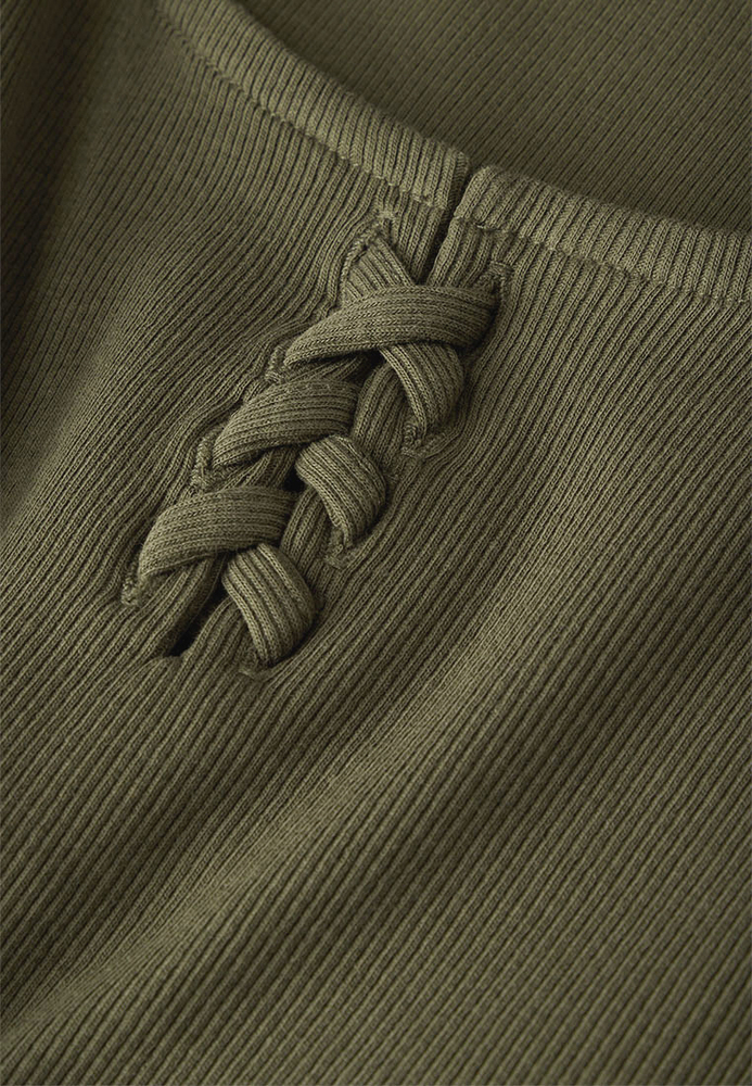 Rippshirt mit Flechtdetail