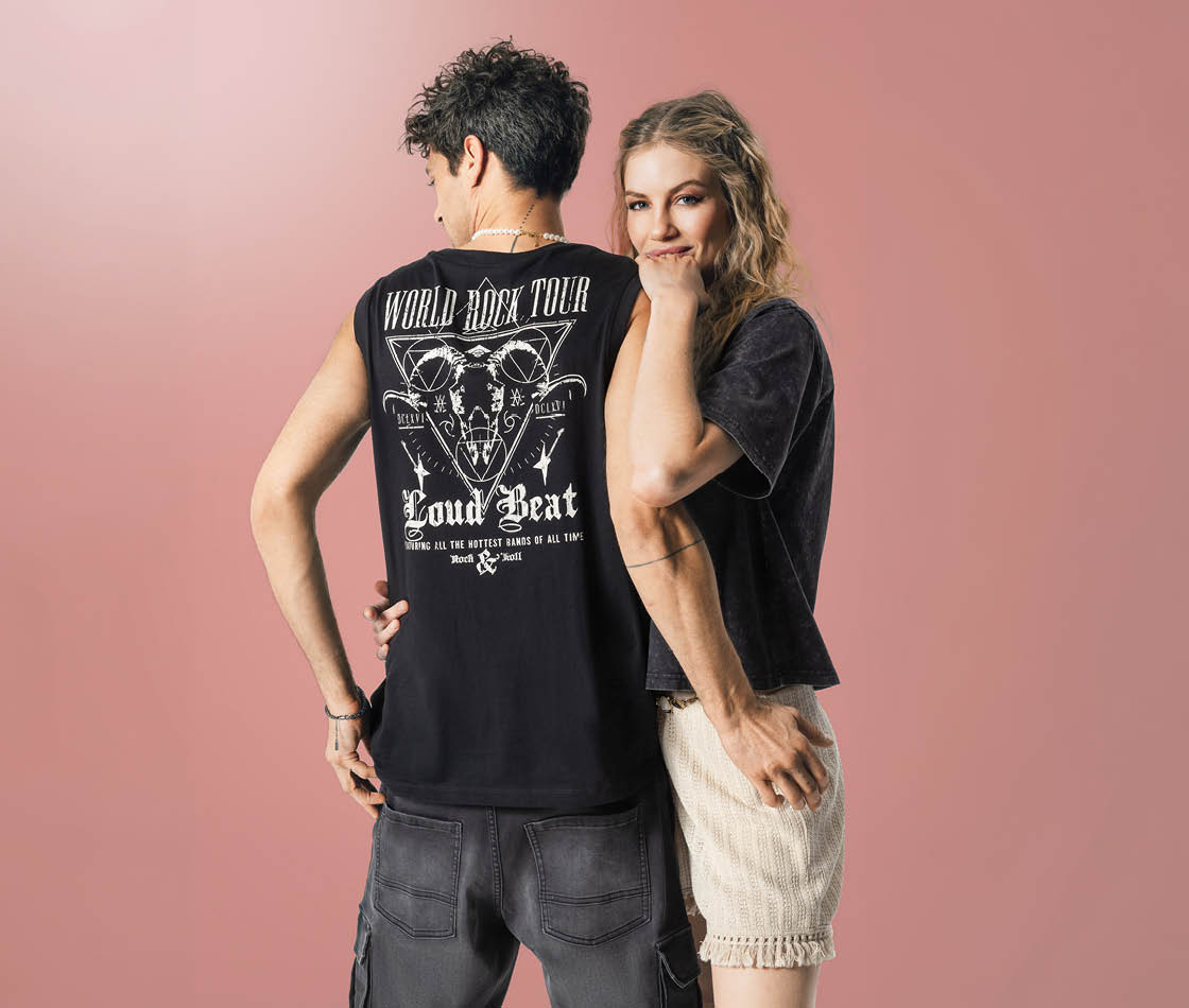 Paar im Festival-Style mit auffälligen Prints und Schriftzügen im Bunte Festivalwelt Look