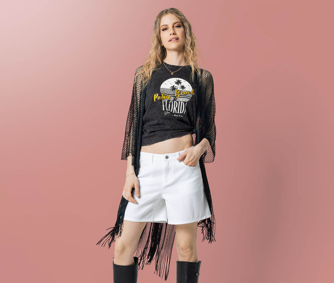 Damen-Outfit im ausdrucksstarken Festival-Style mit lässigem Bunte Festivalwelt Outfit und modernen Vibes