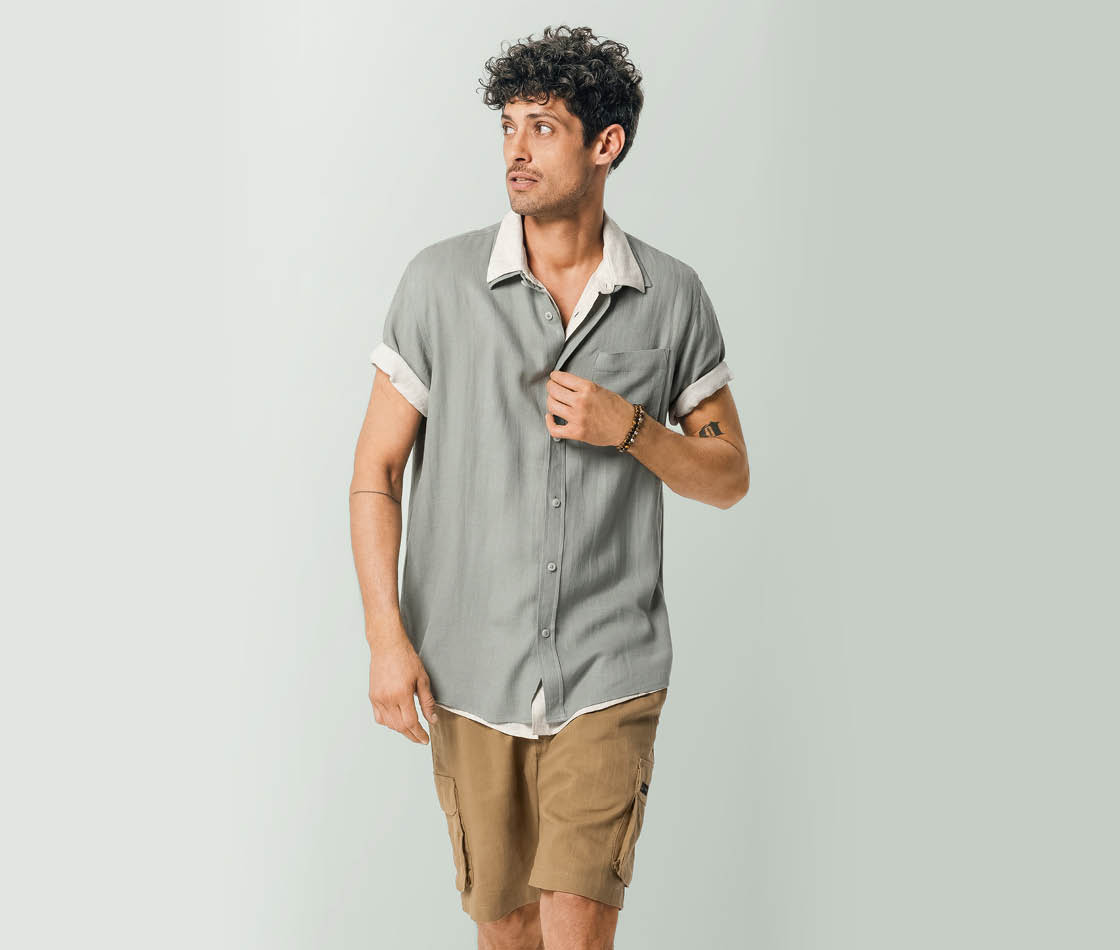 Herren-Outfit im SummerFitsMen-Style mit Naturtönen wie Braun und Grau für einen cleanen Alltags-Look