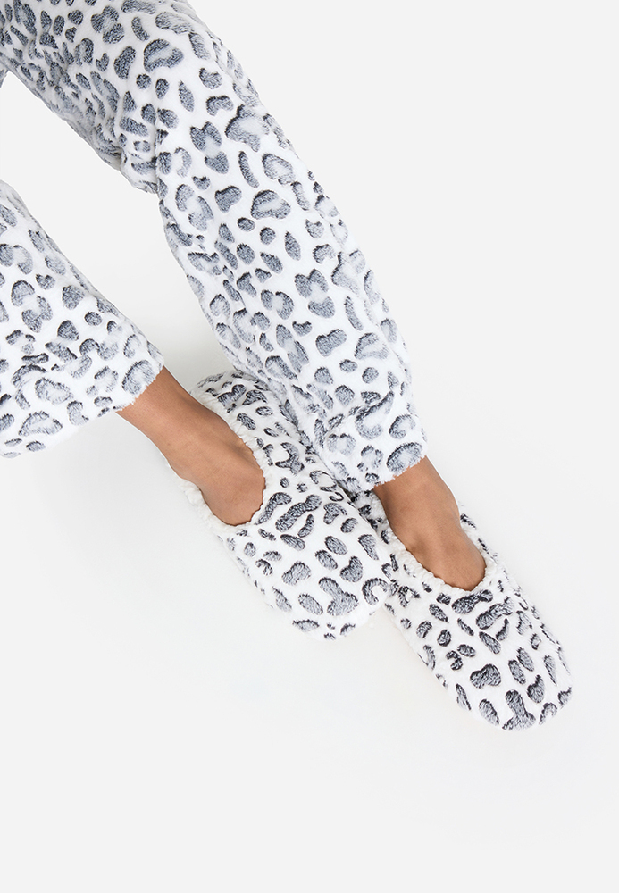 Hausschuhe im Leo-Look