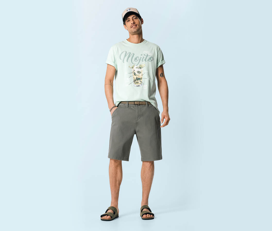 Herren-Outfit im lässigen SummerFitsMen-Style mit T-Shirt in Unifarben und Aufdruck für den Alltag