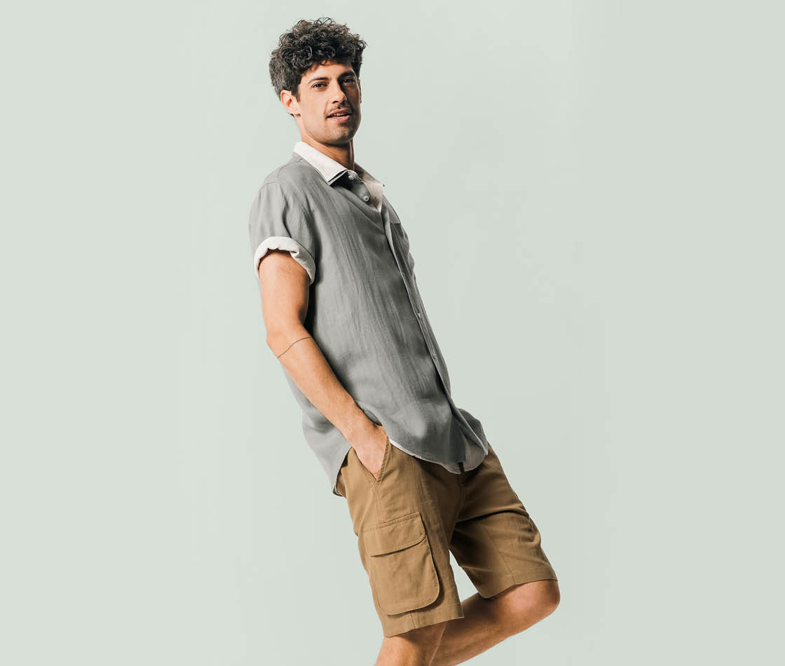 Herren-Outfit im SummerFitsMen-Style mit Naturtönen wie Braun und Grau für einen cleanen Alltags-Look