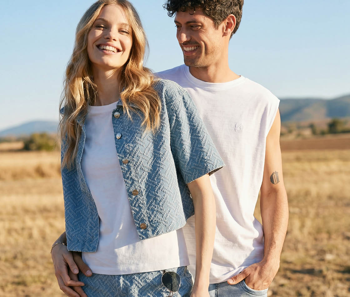 Pärchen im sommerlichen Denim-Dreams-Look mit heller Waschung und lässiger Passform