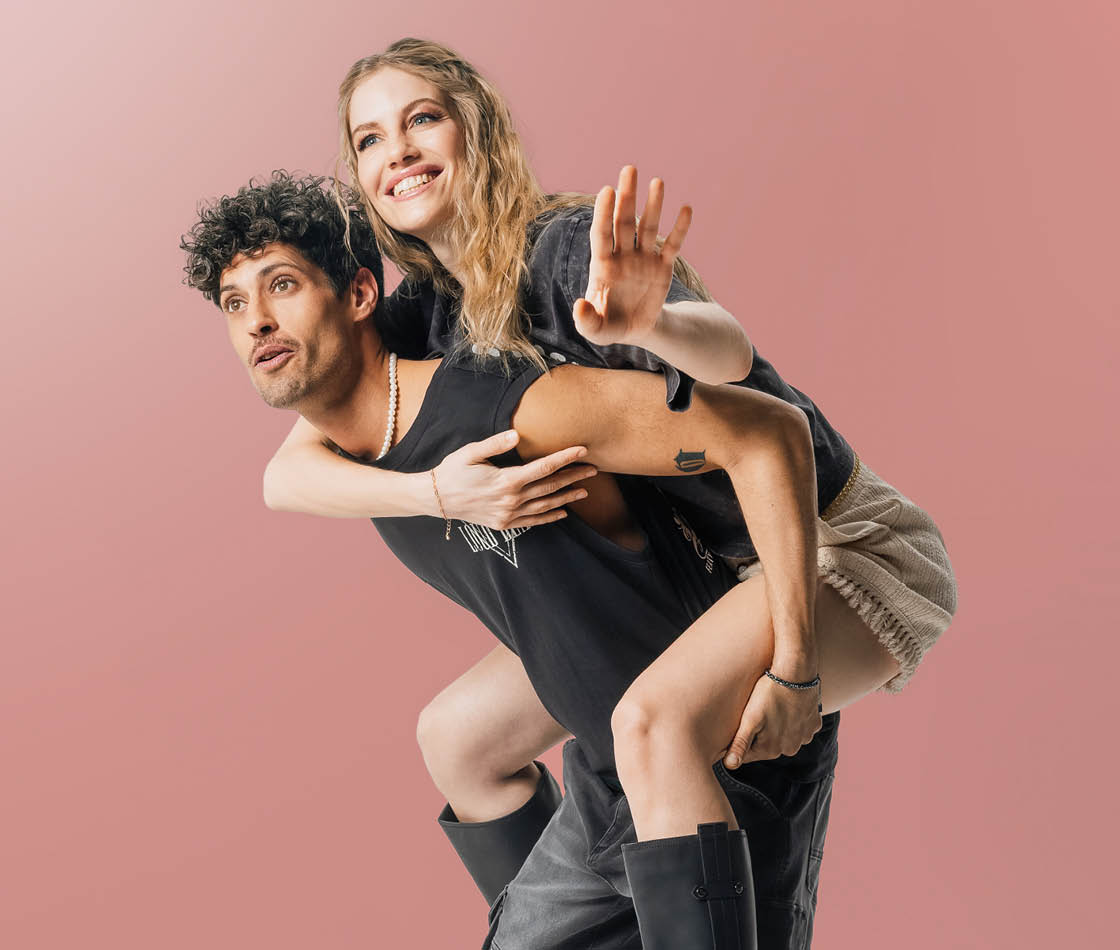 Paar im lässigen Festival-Style mit Bunte Festivalwelt Outfit und entspannten Summer-Vibes