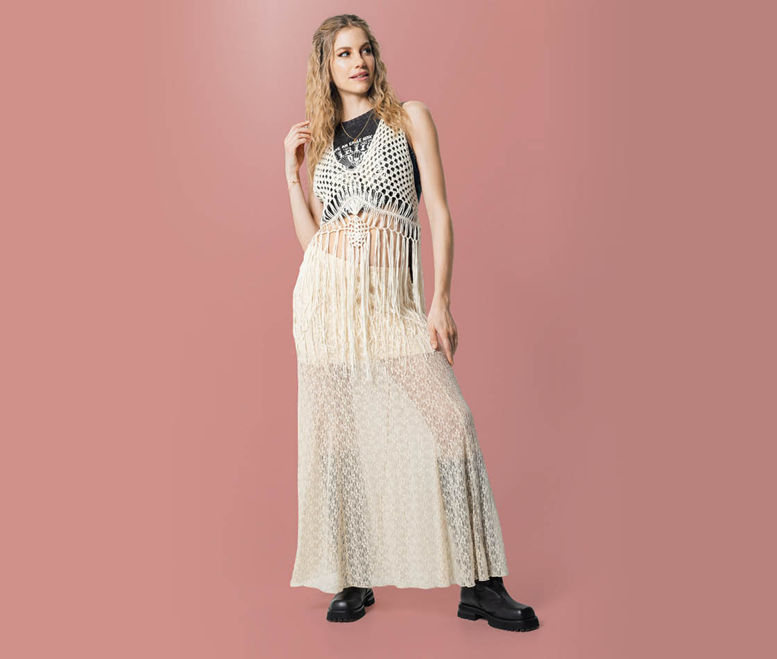 Damen-Outfit im Boho-inspirierten Festival-Look mit Häkel-Optik, Fransen und Layering