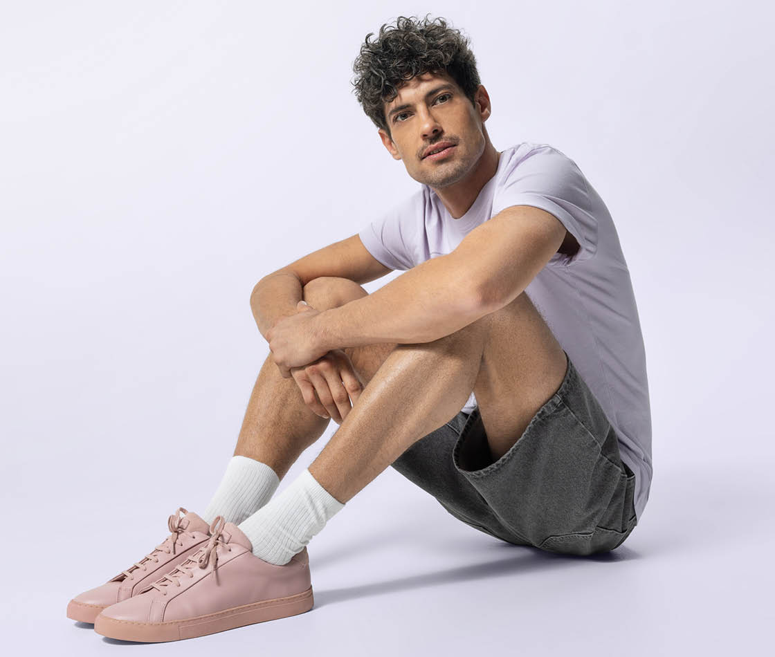 Herren im Urban Casual-Style mit lässigem Sommerlook und modernem Basic-Design