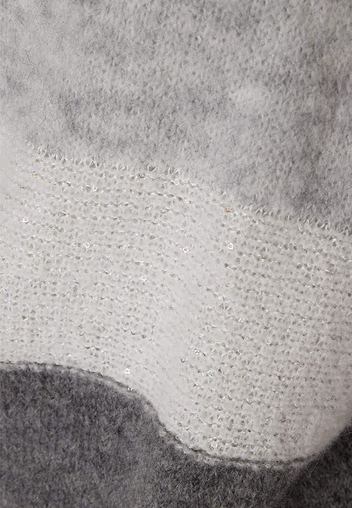 Strickpulli mit Blockstreifen