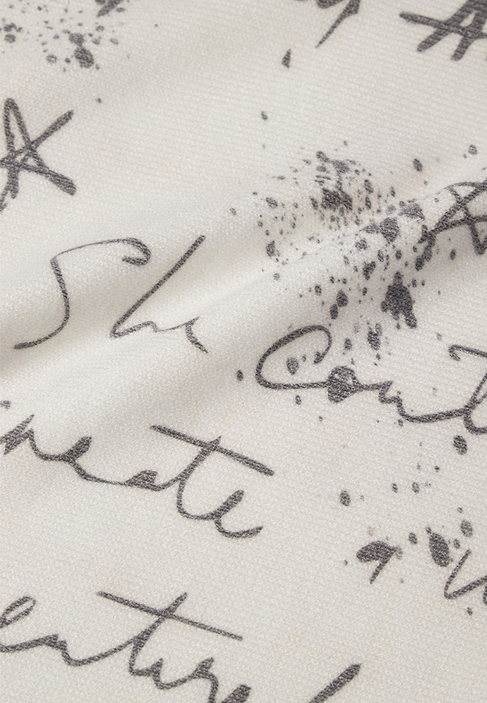 Pulli mit All-Over-Schriftzügen