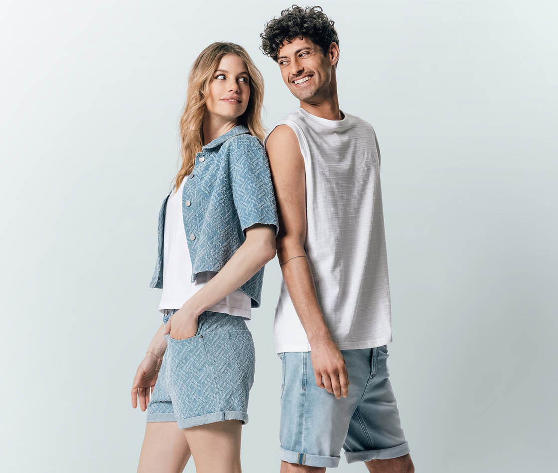 Pärchen im sommerlichen Denim-Dreams-Look mit heller Waschung und lässiger Passform
