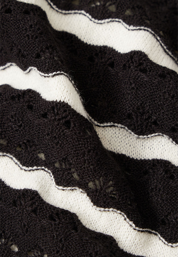 Strickpulli mit Streifenmuster