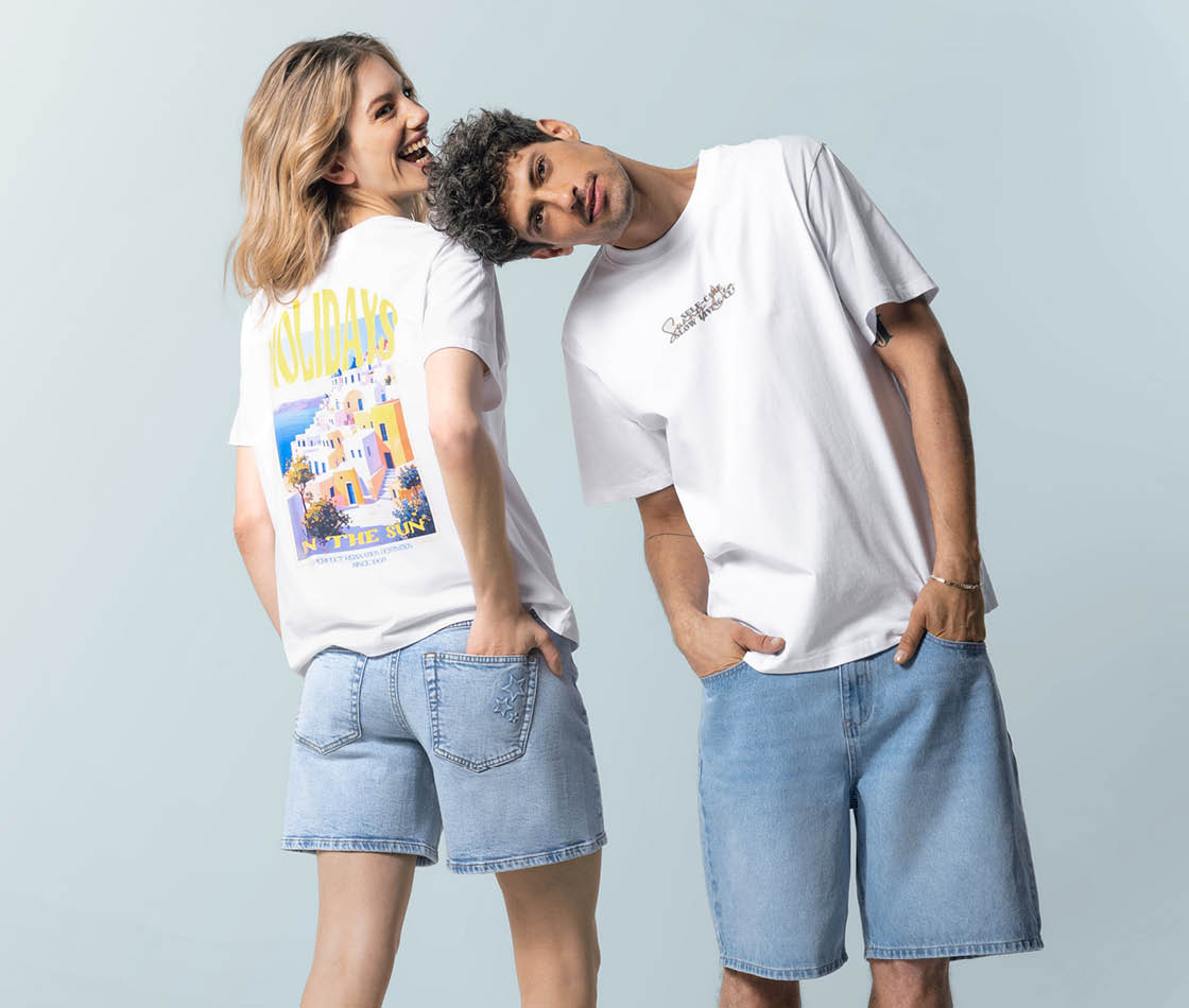 Sommerglanz-Outfits für Mädels und Jungs mit unifarbenen Oberteilen und bunten Motiven auf Vorder- oder Rückseite