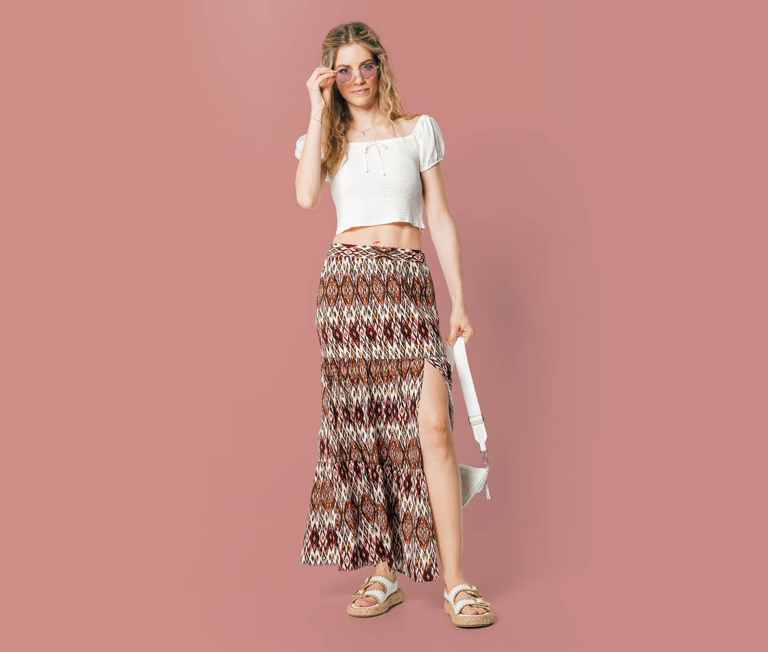 Damen-Outfit im bunten Festivalwelt Look mit Ethno-Muster und Boho-Style