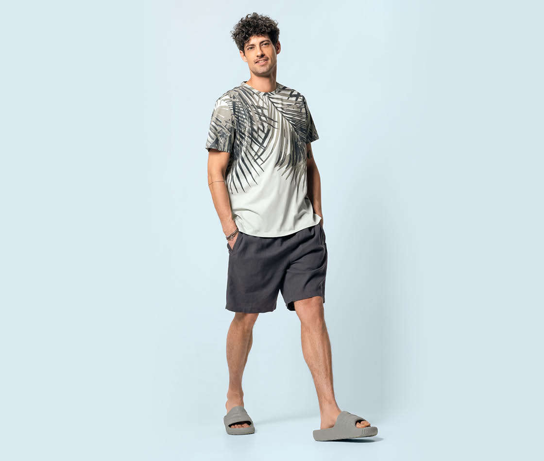 Herren-Outfits im lässigen SummerCityTrips-Style mit Botanic-Prints und All-Over-Muster für urbane Sommer-Looks