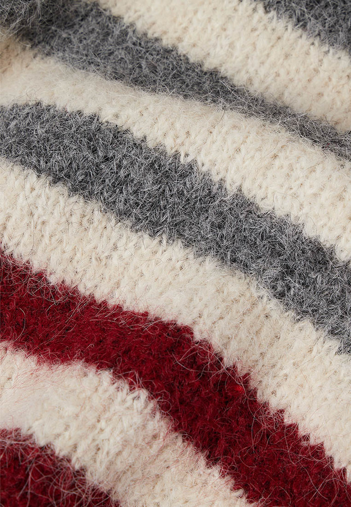 Strickpulli mit Querstreifen