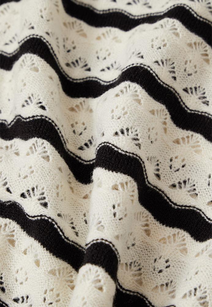 Strickpulli mit Streifenmuster