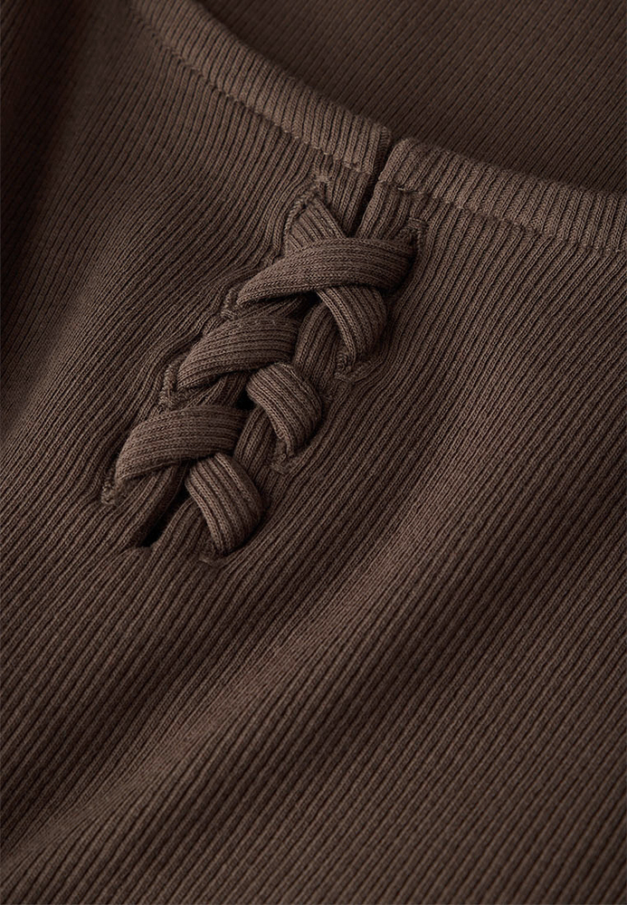 Rippshirt mit Flechtdetail