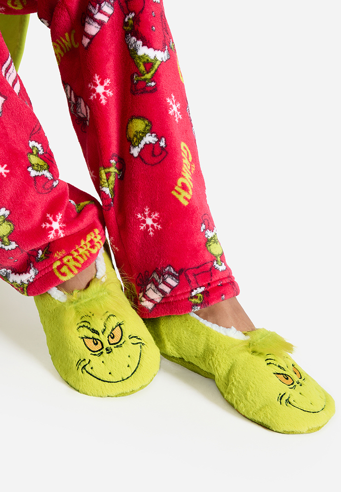 Hausschuhe im Grinch-Design