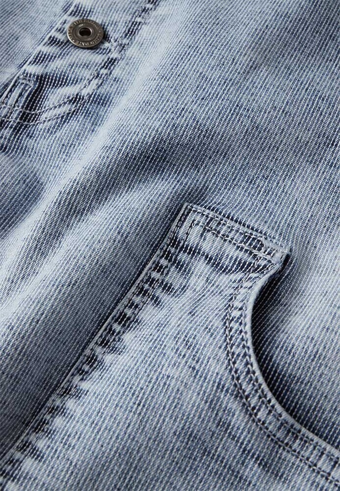 Latzhose mit All-Over-Muster